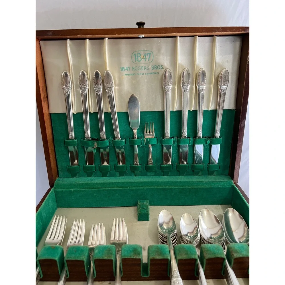 1847 Rogers Bros First Love Silverplate Flatware Set 56pc with Wood Chest Box